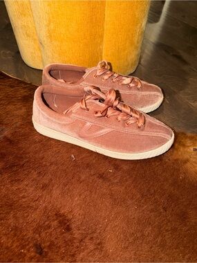Women’s Tretorn Velvet Lace-Up Sneakers in Dusty Rose